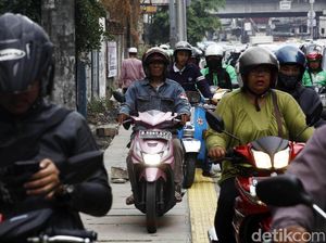 Hindari Macet dan Bekas Galian, Pemotor Terobos Trotoar Hindari Macet dan Bekas Galian, Pemotor Terobos Trotoar