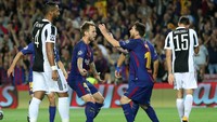 Di babak kedua, giliran Ivan Rakitic yang menjebol gawang Buffon untuk membawa Barca unggul 2-0. Foto: Susana Vera/Reuters