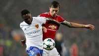 MU menang 3-0 atas Basel, mencatat clean sheet dalam prosesnya. Tampak bek MU Victor Lindelof mengawal salah satu pemain Basel.(Foto: Darren Staples/Reuters)