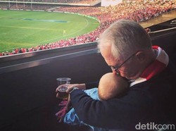 Gendong dan Cium Cucu Saat Nonton Bola, PM Australia Jadi Sorotan