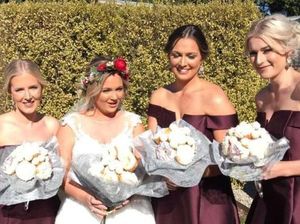 Unik Banget, Pengantin Wanita Berjalan ke Altar Bukan Bawa Bunga Tapi Donat