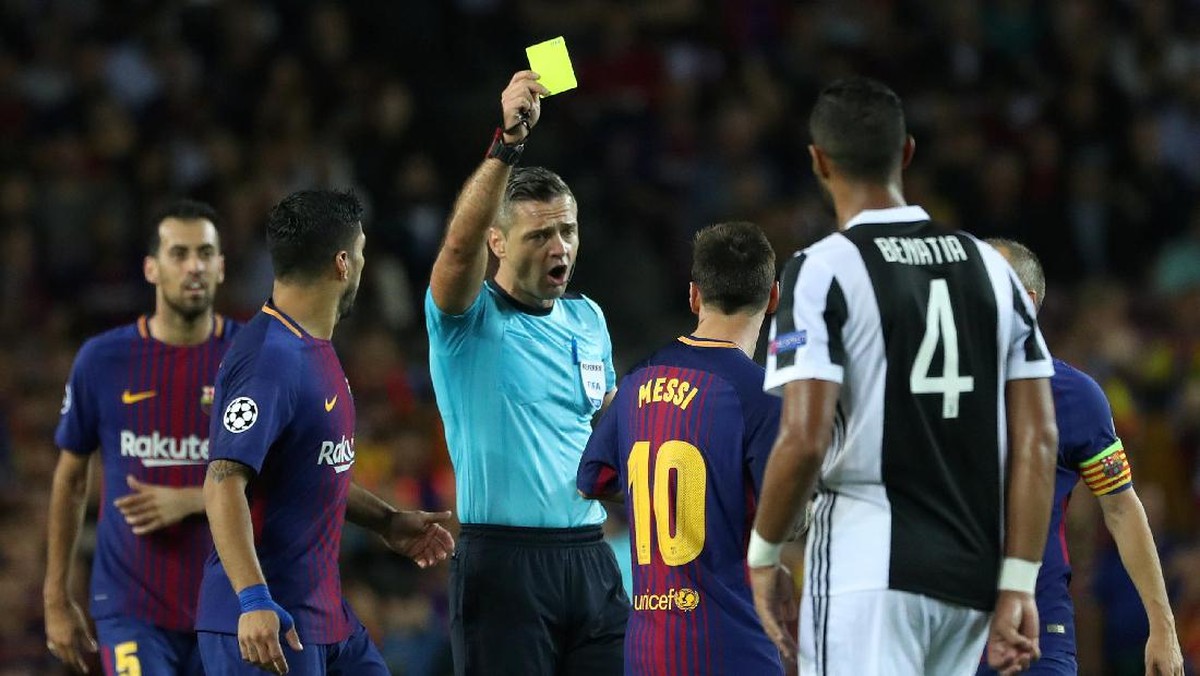 Lionel Messi dikartu kuning saat Barcelona menghadapi Juventus (Foto: Susana Vera/REUTERS)