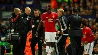 Pogba ditarik keluar, untuk kemudian digantikan oleh Marouane Fellaini. (Foto: Jason Cairnduff/Action Images via Reuters)