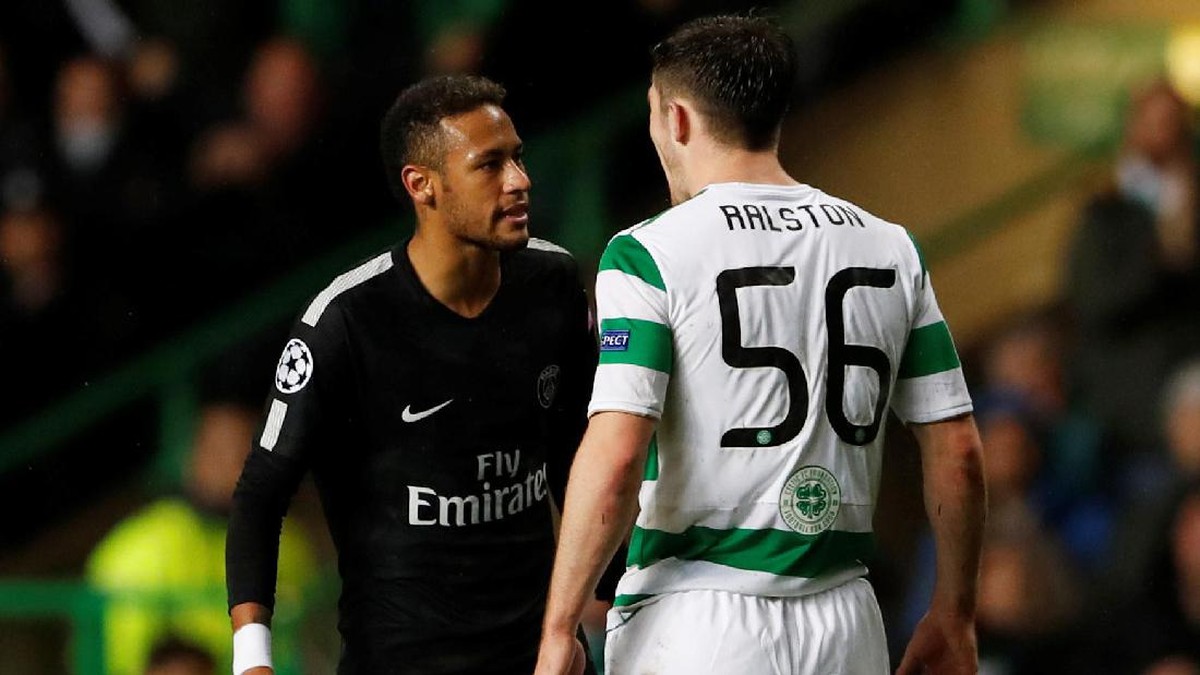 Neymar dan Anthony Ralston (Foto: Lee Smith/Action Images via Reuters)
