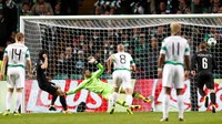 Cavani mencatatkan namanya di papan skor untuk kedua kalinya dua menit berselang. PSG memastikan start bagus dengan menang leima gol tanpa balas (Foto: Russell Cheyne)