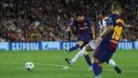 Ini adalah momen saat Messi akhirnya mencetak gol ke gawang Buffon di menit ke-45 untuk membawa Barca unggul 1-0. Secara keseluruhan, Messi menaklukkan Buffon setelah 315 menit bertanding melawan kiper Italia itu. Foto: Albert Gea/Reuters