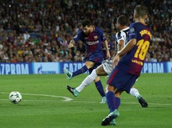 Ini adalah momen saat Messi akhirnya mencetak gol ke gawang Buffon di menit ke-45 untuk membawa Barca unggul 1-0. Secara keseluruhan, Messi menaklukkan Buffon setelah 315 menit bertanding melawan kiper Italia itu. Foto: Albert Gea/Reuters