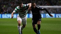 Neymar cukup sering harus berduel dengan Ralston saat PSG dijamu Celtic. (Foto: Ian MacNicol/Getty Images)