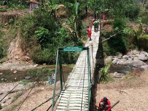 Kostrad Bangun Jembatan gantung di Garut