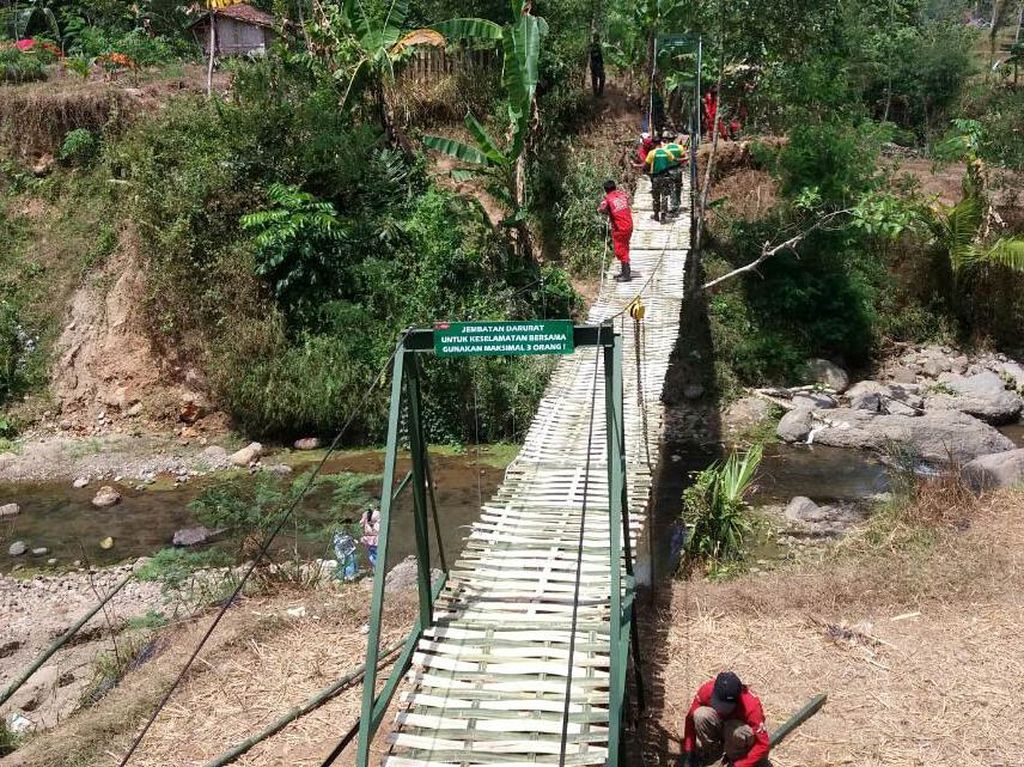 Kostrad Bangun Jembatan gantung di Garut Kostrad Bangun Jembatan gantung di Garut