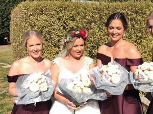 Sedang Tren! Bridesmaids Kini Tak Bawa Buket Bunga Tapi Buket Donat