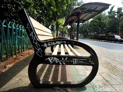 Disiapin Bangku di Trotoar, Kok Malah Dicorat-coret