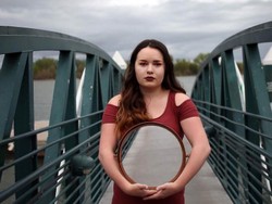 Kisah Haru di Balik Foto Para Ibu Memegang Cermin