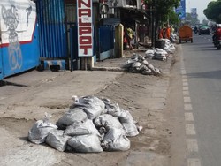 Jijik, 100 Ton Per Hari Lumpur Diangkut dari Selokan di Jakbar