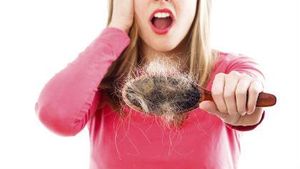 Catat! 12 Kebiasaan Ini Bisa Buat Rambut Rontok Bahkan Botak