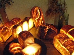Seniman Jepang Ini Ubah Roti Tawar Asli Menjadi Lampu Hias Cantik