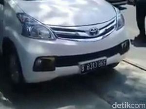 Ketika Kereta Api di Solo Berhenti Gara-gara Mobil Parkir di Rel
