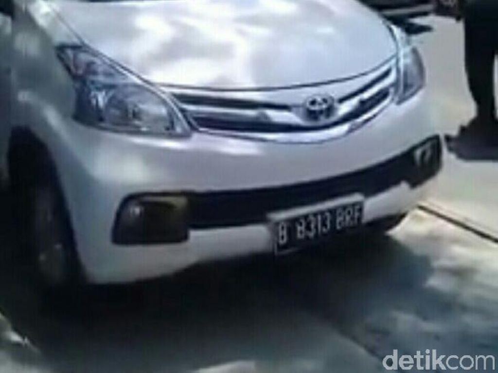 Ketika Kereta Api di Solo Berhenti Gara-gara Mobil Parkir di Rel Ketika Kereta Api di Solo Berhenti Gara-gara Mobil Parkir di Rel