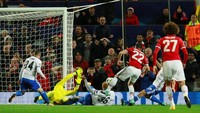 Henrikh Mkhitaryan beberapa kali memiliki peluang emas bikin gol. Tapi kombinasi kesialan dan ketangguhan lini belakang Basel membuatnya tak bisa mencetak gol. (Foto: Jason Cairnduff/Action Images via Reuters)