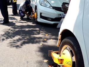 Penertiban Parkir Liar, 5 Mobil Digembok 27 Kendaraan Ditilang Penertiban Parkir Liar, 5 Mobil Digembok 27 Kendaraan Ditilang
