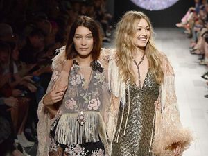 Sister Love! Bella Bantu Gigi Hadid yang Alami Malfungsi Busana di Catwalk Sister Love! Bella Bantu Gigi Hadid yang Alami Malfungsi Busana di Catwalk