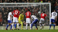 Di menit-menit awal babak kedua, sebuah sundulan lain menambah keunggulan MU. Tandukan Romelu Lukaku membuat MU unggul 2-0. (Foto: Darren Staples/Reuters)