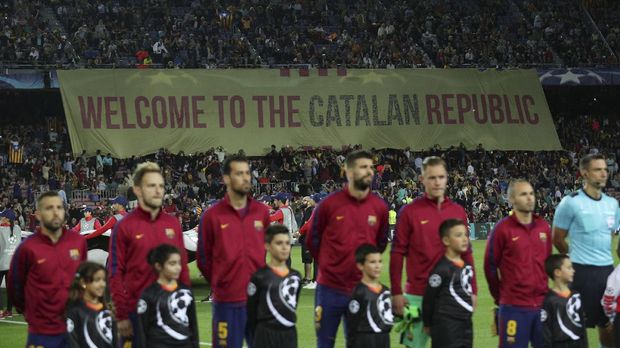 Spanduk raksasa 'Selamat Datang di Republik Katalonia' terpasang saat laga Barcelona menjamu Juventus di Liga Champions 2017-2018. (