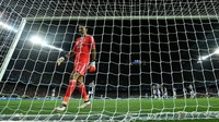Seperti inilah ekspresi Buffon setelah gawangnya dibobol Messi. Foto: Albert Gea/Reuters