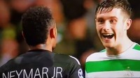 Ralston terindikasi juga sempat memperlihatkan senyuman ketika Neymar dapat kartu kuning karena dinilai diving. (Foto: Screenshot BT Sport)