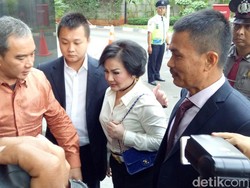 Diperiksa KPK, Artalyta Lempar Senyuman dan Lambaikan Tangan