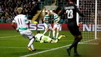 Parade gol trio MNC mendapat satu selingan. Bek Celtic, Mikael Lustig, melakukan gol bunuh diri usai salah mengantisipasi umpan Dani Alves pada menit ke-83. (Foto: Lee Smith/Reuters)