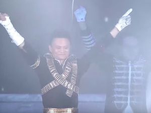 Kocak, Tingkah Orang Terkaya Asia Jadi Michael Jackson