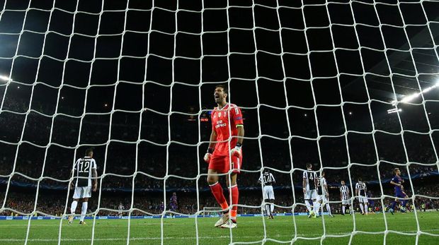 Gianluigi Buffon tak mampu meredam ancaman Lionel Messi di laga ini.