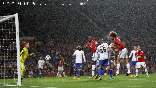 Marouane Fellaini berhasil memanfaatkan keunggulan postur tubuhnya untuk mencetak gol perdana.