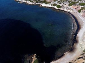 Waduh, Air Laut di Pulau Ini Berubah Hitam