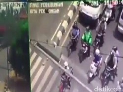 Kocak! Pemotor di Pekalongan Clingak-clinguk Ditegur CCTV Bicara