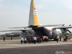 Tak Pakai Kontainer, Jokowi Ungkap Alasan Kirim Bantuan via Pesawat