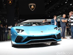 Lamborgini Aventador juga jadi salah satu koleksi mobil mewah Ronaldo. Harganya saat ini sekitar 403 ribu dolar AS atau sekitar Rp 6,2 M. (AN Uyung Pramudiarja)