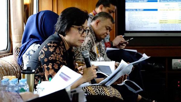 Gaya Serius Sri Mulyani Rapat dengan Eselon I di Kereta