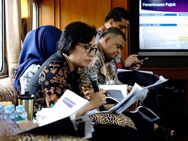 Gaya Serius Sri Mulyani Rapat dengan Eselon I di Kereta