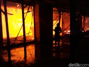 Kebakaran Pasar Mebel Bukir Pasuruan, 10 Kios Ludes Kebakaran Pasar Mebel Bukir Pasuruan, 10 Kios Ludes