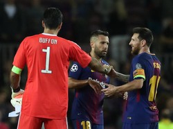 Terlepas dari rivalitas di atas lapangan, Messi dan Buffon tetap terlihat saling menyapa usai pertandingan. Foto: Susana Vera/Reuters