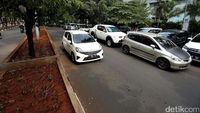 Foto: Parkir Liar Kembali Marak di Jalan Raden Fatah