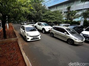 Foto: Parkir Liar Kembali Marak di Jalan Raden Fatah