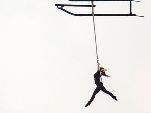 Foto: Bergelantungan Pakai Gigi di Helikopter, Gokil! Foto: Bergelantungan Pakai Gigi di Helikopter, Gokil!