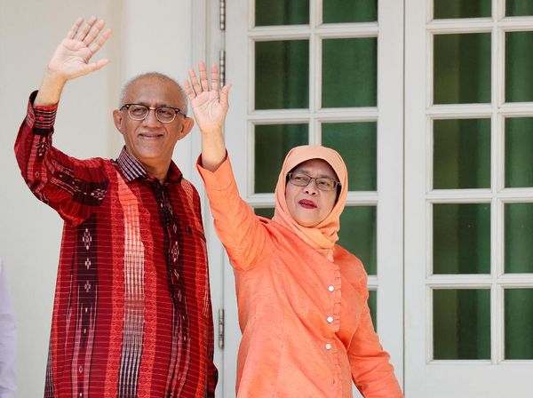 Foto: Gaya Busana Simpel Halimah Yacob Saat Resmi Jadi Presiden Singapura