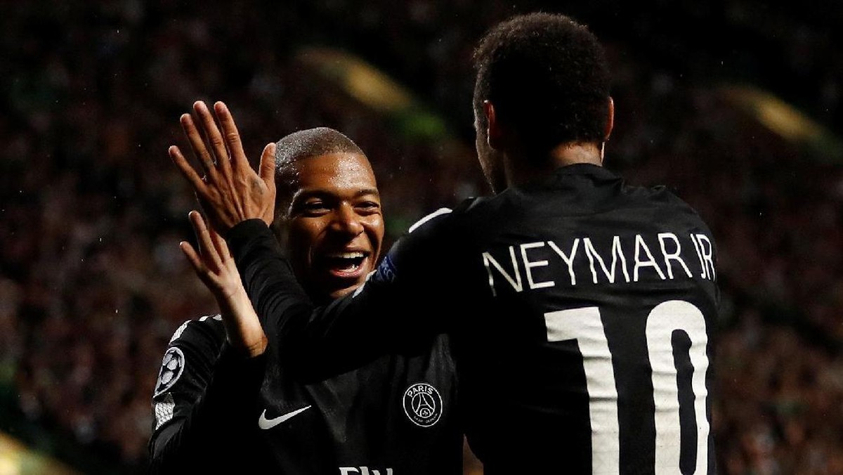 Neymar dan Kylian Mbappe merayakan gol ke gawang Celtic (Foto: Lee Smith/Action Images via Reuters)