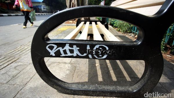 Foto: Baru Dipasang, Bangku Pedestrian Bulungan Dicorat-coret