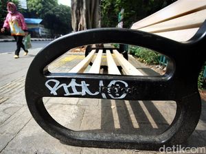 Foto: Baru Dipasang, Bangku Pedestrian Bulungan Dicorat-coret