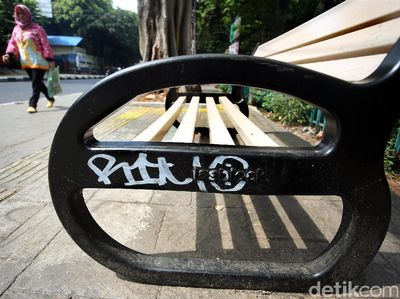 Foto: Baru Dipasang, Bangku Pedestrian Bulungan Dicorat-coret